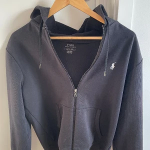 Polo zip hoodie  - Tjena säljer nu min sköna polo zip. Skick:8,5/10 något nopprig men går lätt att fixa. Nypris:2200