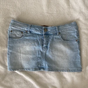 Lågmidjad jeanskjol  - Storlek S, midjemått 39cm längd 29cm bakifrån 27cm framifrån. kolla min profil för liknande kjolar💕