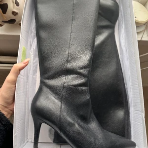 Stövlar med klack - Säljer pågrund av att jag blev lurad av tidigare säljare med storleken. Superfina, verkar sköna och bra skick. Av mig aldrig använda och tidigare säljaren sa att dem va använda få gånger. Storlek 40 men står 41. Jag skulle säga att dem är sto 40