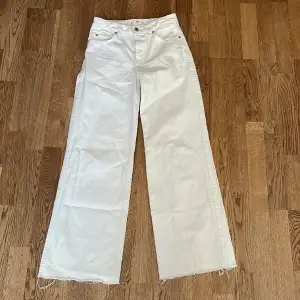 Vita jeans från MNG, storlek 34