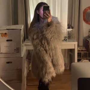 Pälsjacka - Älskar så cool jacka från NA-KD. Använd 2 gånger så fint sick! 🤍🌨