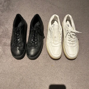Sneakers - Gamla Jobbskor. De vita är knappt använda och de svarta lite mer. Funkar fint till arbete med klädkod eller utan. Nypris på svarta är 500kr och vita 600kr. Ett par för 50 och båda för 100kr