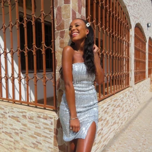 Glitterklänning nyår - Älskar den men dags för någon annan att få älska den. Tubklänning, liten slits i fram. Är skön inuti också. Fint skick 