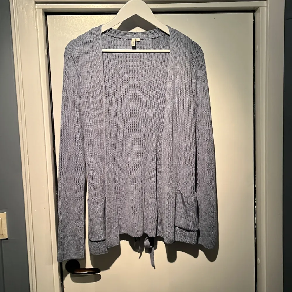 Side slit cardigan knit från Nelly❣️Jättemysig cardigan som tyvärr inte längre får plats i min garderob. Den har samma fina blåa färg som på modellen! . Stickat.