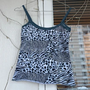 Linne  - En så fin top med coolt tryck, passar till alla tillfällen!🤩