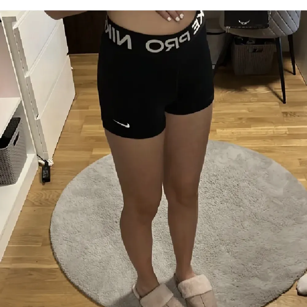 Svarta Nike pro i storlek xs bra skivk . Shorts.
