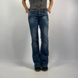 Lågmidjade jeans - 28. Lågmidjade bootcut jeans  Pris: 549 kr Frakt: 60 kr  Storlek: W27 L32  Midja tvärs över: 38 cm Innerbenslängd: 76 cm  Modellen är 172 och bär vanligtvis storlek 34/36