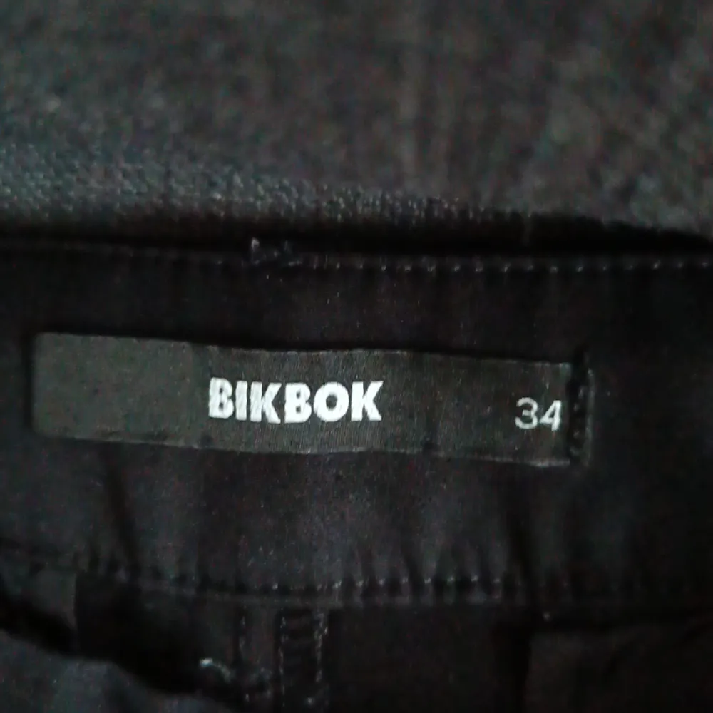 Kostymbyxor från Bikbok. Köpta för 500kr säljer pågrund av att dom inte används så ofta längre. Tvättas före dom skickas💞. Jeans & Byxor.