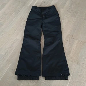 Roxy termo/skidbyxor 10 år - Säljer ett par Roxy termobyxor. Varma, vattenavvisande och i svart färg. Som nyskick dvs väldigt lite använda. För små för min dotter i år. Snygg passform.