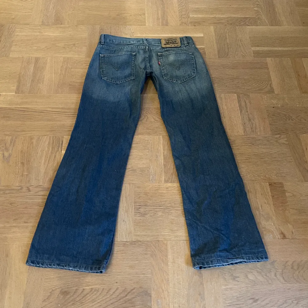 Supersnygga lågmidjade och utsvängda jeans i märket Levis!💗(Bild 3 är från de jag köpte hos)  Midjemått= 41 cm (tvärsöver)  Innerbenslängd= 76 cm . Jeans & Byxor.