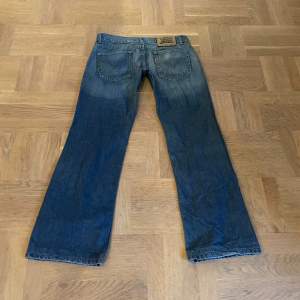 Supersnygga lågmidjade och utsvängda jeans i märket Levis!💗(Bild 3 är från de jag köpte hos)  Midjemått= 41 cm (tvärsöver)  Innerbenslängd= 76 cm 