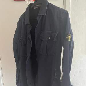 Stone island overshirt i storlek small Den är i bra skick.