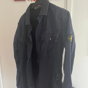 Stone Island overshirt - Stone island overshirt i storlek small Den är i bra skick.
