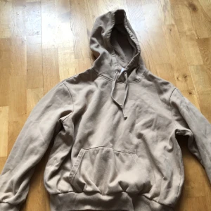 Hoodie - En skön biege hoodie från new yorker i storlek Xs eller S! Knappt använd.