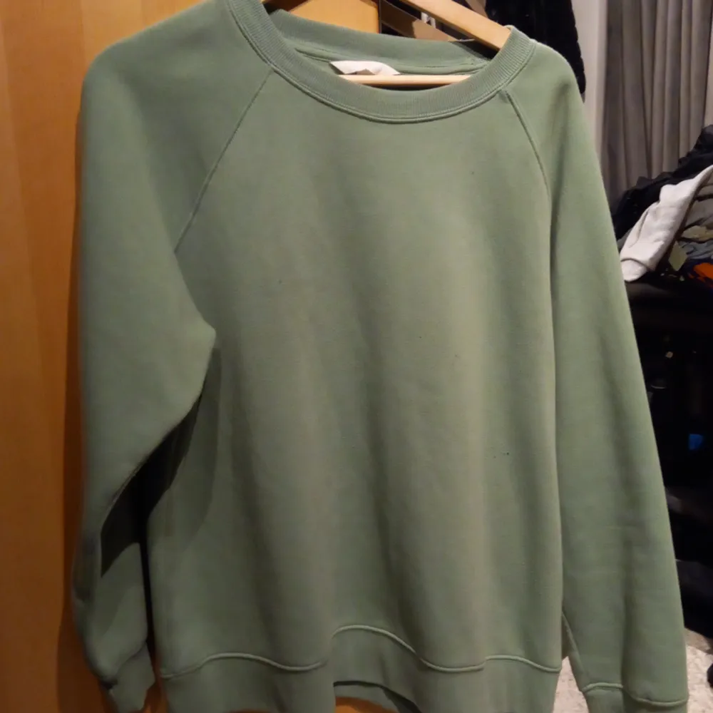 Grön swetshirt, super fin. Använd ett par gånger. Skriv vid frågor:). Tröjor & Koftor.
