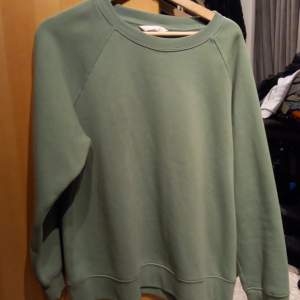 Grön swetshirt, super fin. Använd ett par gånger. Skriv vid frågor:)
