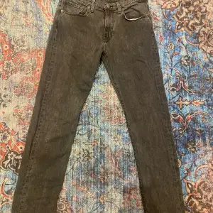 Säljer mina mörkgråa Levis jeans då de inte passar längre. Storlek 31/31 bra skick hör av er vid frågor ny pris 1300