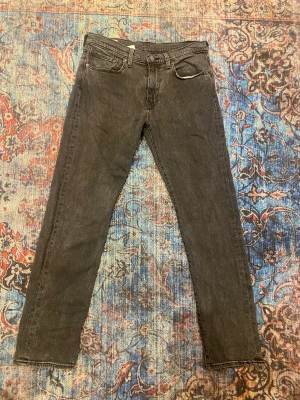 LEVIS 502 jeans - Säljer mina mörkgråa Levis jeans då de inte passar längre. Storlek 31/31 bra skick hör av er vid frågor ny pris 1300