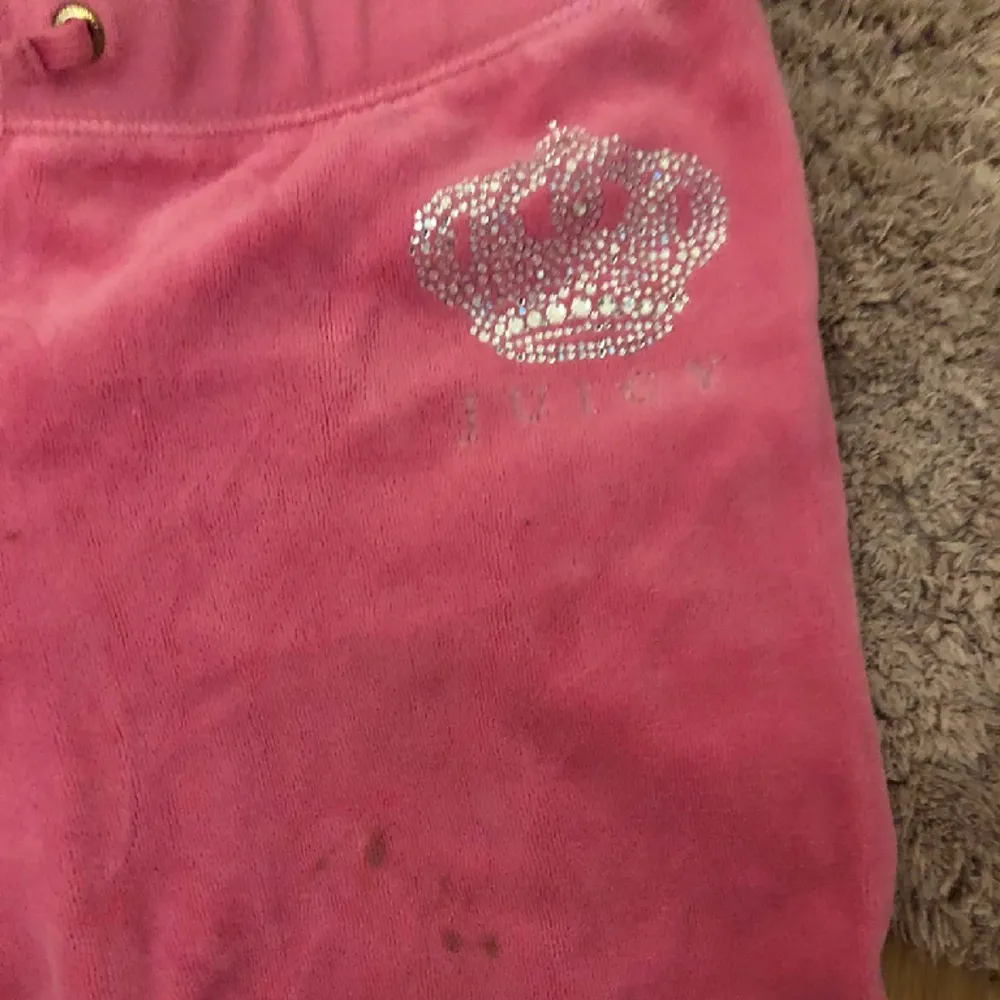 Jätte snygga gamla rosa juicy couture byxor. Köpta på vinted och använda en gång av mig. Lite fläckiga som man ser på bilden men det syns inte om man inte tänker på det. Så coola detaljer och så snygga, uppsprätta där nere💕snabbt köp-diskutera pris . Jeans & Byxor.