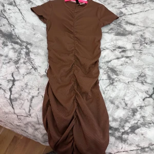 klänning  - Jättefin tajt brun klänning sitter super bra 