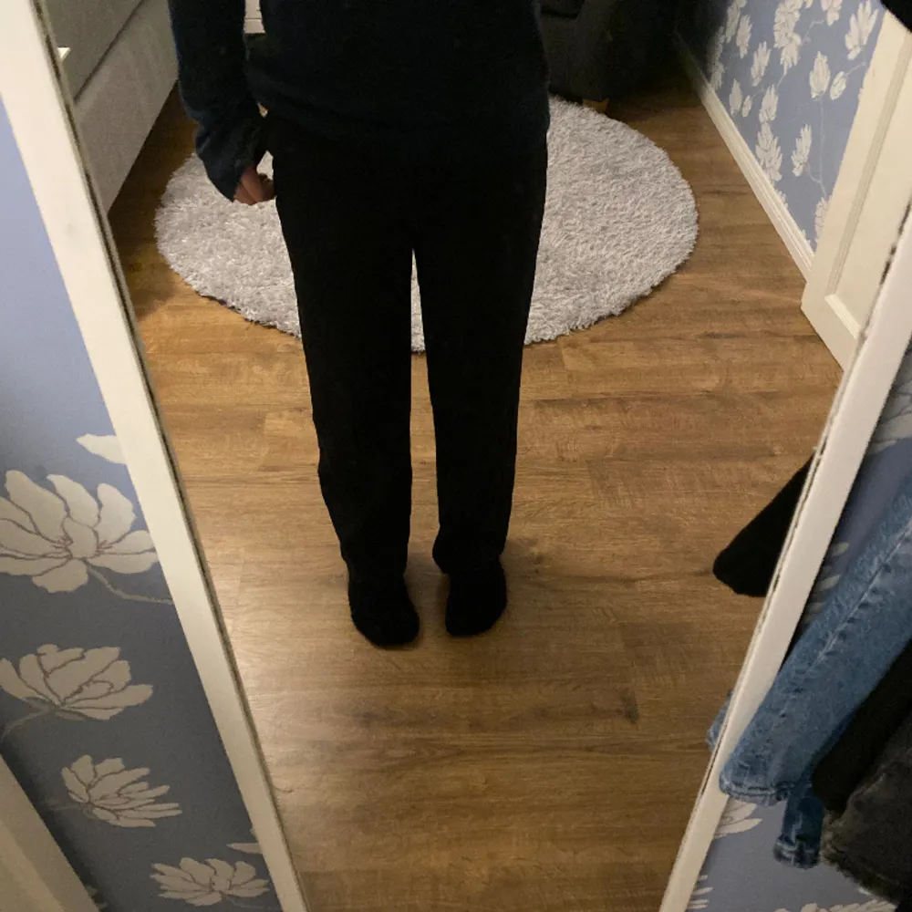 Svarta kostymbyxor i storlek 32 från Gina Tricot❤️ De är uppsydda på benen längst ner men skulle säga att de passar  bra i längden om man är 155\160 cm lång ungefär ❤️Skriv gärna vid frågor eller fler bilder☺️. Jeans & Byxor.
