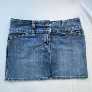 lågmidjad kjol - Gullig lågmidjad kjol🤌🏻 sitter så fint på och coola detaljer! Perfekt skick⚡️