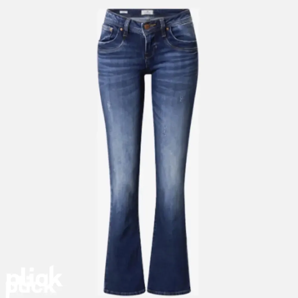 Sjukt snygga jeans, perfekt nu till vintern/våren😇 strech materiel så kommer passa lite större storlekar och lite mindre 💕💕. Jeans & Byxor.