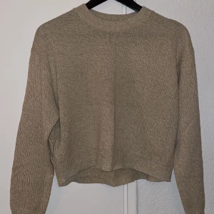 Tunn stickad tröja  - Säljer en tunn stickad tröja från hm i storlek xs, ser ut som nyskick