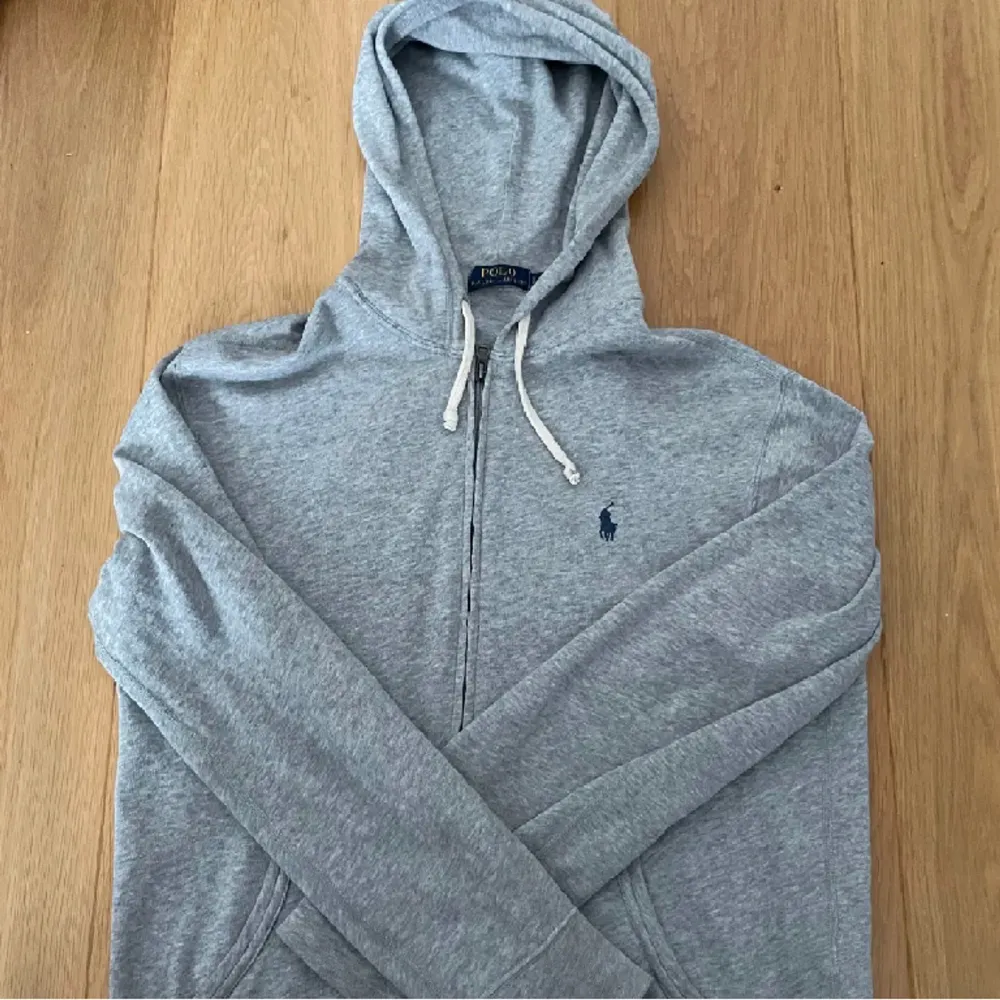 En sjukt fin Ralph Lauren hoodie i storlek 170. Hoodies.