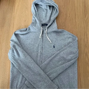 Ralp Lauren hoodie - En sjukt fin Ralph Lauren hoodie i storlek 170