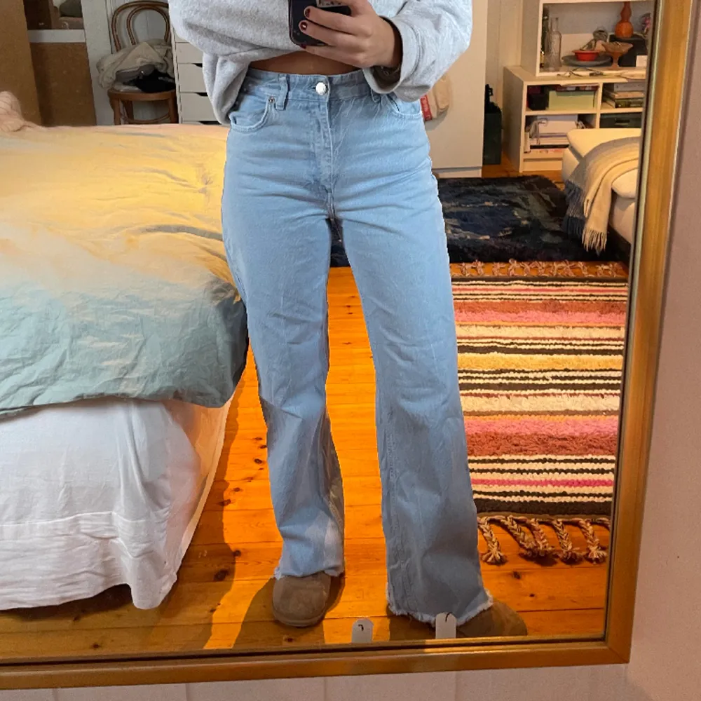 Bootcut jeans från zara! Storlek 36 men passar mig som är 38. Kan skicka mått osv om man vill det :) de är i en fin ljusblå färg och fransiga nertill. Jag är 165cm lång. Jeans & Byxor.