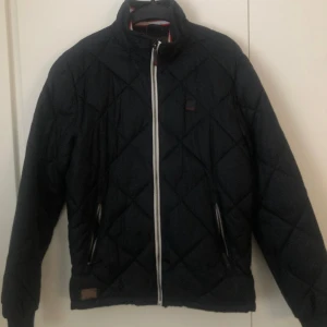 Diesel jacka herr - Jackan är i bra skick, använts ett antal gånger. Kan dock inte bestämma mig om den är väldigt mörk blå eller svart men jag tror att den är svart. 