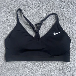 Nike sport-bh - Säljer denna då den tyvärr blivit för liten🙌🙌välanvänd men fortfarande jättefin!