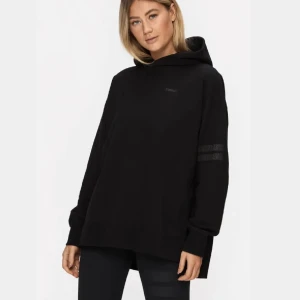 Ny Stronger hoodie - Helt oanvänd svart hoodie från Stronger i storlek xs | Köparen står för frakt (Orginalpris 799kr)