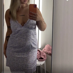 Söt klänning  - Jätte söt klänning men tycker inte den passar på mig, använd en gång 