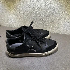 axel arigato skor - ett par axel arigato skor som är försmå , inte använda specilet mycket men lite slitna , hör av dig om frågor eller intresse, köptes för  2250kr från deras egna hemsida (box ingår)  jag kan gå ner i pris