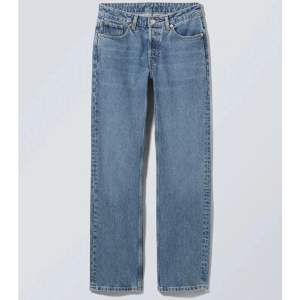Super snygg mid waist/low waist jeans med en lite defekt längst ner på ena benet(nypris 590) 