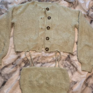 Top set, jätte fina - Köpt förra vintern, jätte fina, sköna, ganska bra material, tog på mig den inte så mycket heller🤍