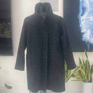 En stilren kappa i ull från Massimo Dutti. Fuskpäls på kragen är avtagbar. Fint skikt. 