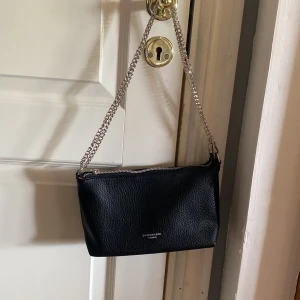 Väska - En svart riktigt fin väska som jag köpte för ca 1 vecka sen men tycker inte jag får plats med det jag behöver i den så endast använd ca 2/3 gånger🥰ord pris 136kr