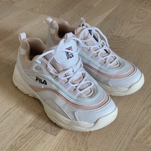 FILA RAY LOW WMN - Vit / Beige - Storlek 39 (USA 8, UK 6)  Jättebra skick! Finns att hämta i Malmö Ifall ni undrar något, kontakta mig gärna 