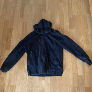 C.P. Company Hoodie - Äkta vara med CLG scan på bild 3 Skriv vid minsta intresse, pris är diskuterbart vid snabb affär