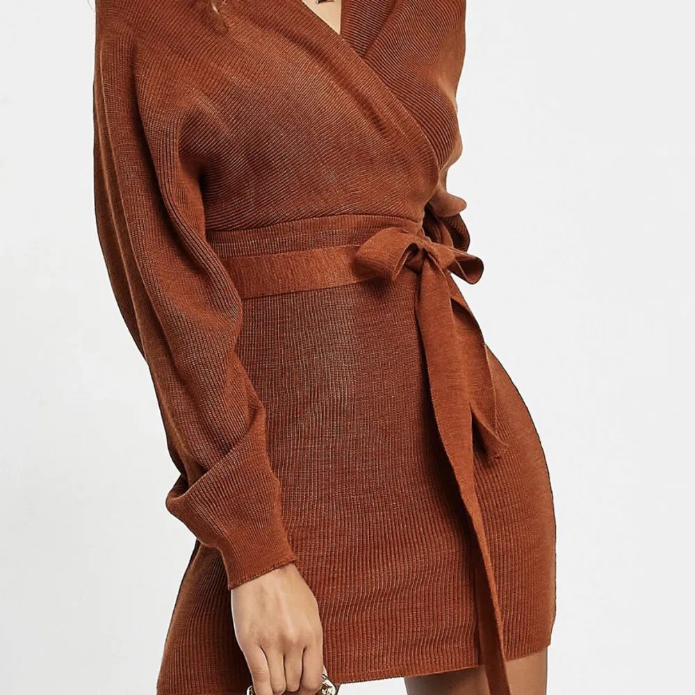 Säljer denna chokladbruna klänningen i storlek 34 från Asos. Har använt den 4 gånger annars helt ny! Pris kan diskuteras!. Klänningar.