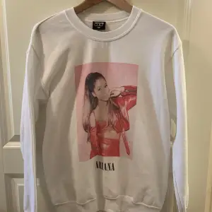 Säljer min Ariana Grande tröja. Den är använd några gånger så det syns lite på trycket att den är tvättad några gånger men annars är den i super bra skick