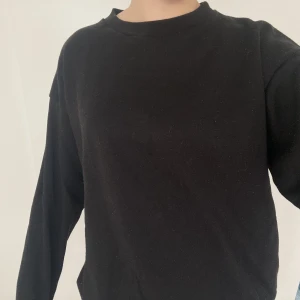 Collage tröja  - Svart basic collegetröja. Står att det är L men skulle säga att den passar S/M. 💕Säljer för 70kr😍