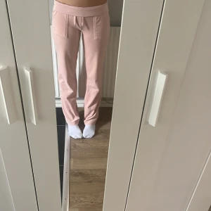 Juicy byxor - Säljer nu mina juicy byxor som jag köpte förra året på NK, dem är använda därav priset. Men dem har inga tydliga defekter.