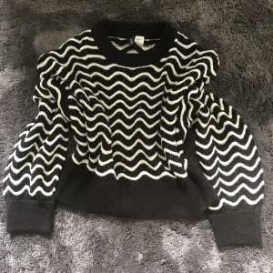 Randig sweater - Randig stickad tröja från H&M divided i nyskick, perfekt till hösten! 💕