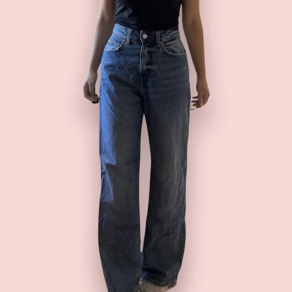 Högmidjade blåa jeans från H&M i storlek 34. Jag är 159 cm lång.  Byxorna är i nyskick. Du kan använda KÖP NU 🫶🧚. Jeans & Byxor.