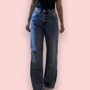 Högmidjade blåa jeans från H&M i storlek 34. Jag är 159 cm lång.  Byxorna är i nyskick. Du kan använda KÖP NU 🫶🧚