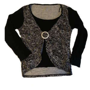 Ascool tröja - ascool tröja som jag köpt tidigare på plick men som tyvärr var för stor. Har inga defekter vad jag kan se. Har även ett gulligt spänne vid midjan. Vet inte riktigt vilket märke det är för det står inte